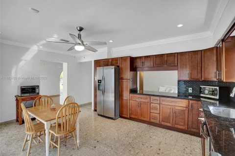 Villa ou maison à vendre à Biscayne Park, Floride: 4 chambres, 262.36 m2 № 839396 - photo 19