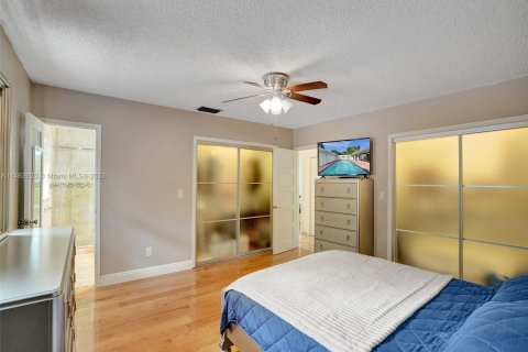 Villa ou maison à vendre à Biscayne Park, Floride: 4 chambres, 262.36 m2 № 839396 - photo 24