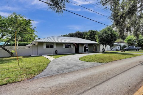House in Biscayne Park, Florida 4 bedrooms, 262.36 sq.m. № 839396 - photo 4