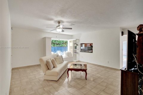 House in Biscayne Park, Florida 4 bedrooms, 262.36 sq.m. № 839396 - photo 10