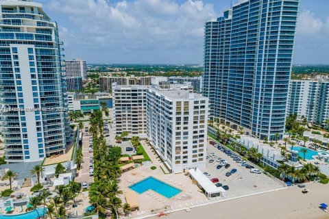 Condo in Hollywood, Florida, 2 bedrooms  № 1332154 - photo 2