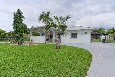 House in Miami, Florida 4 bedrooms, 247.86 sq.m. № 1384126 - photo 1