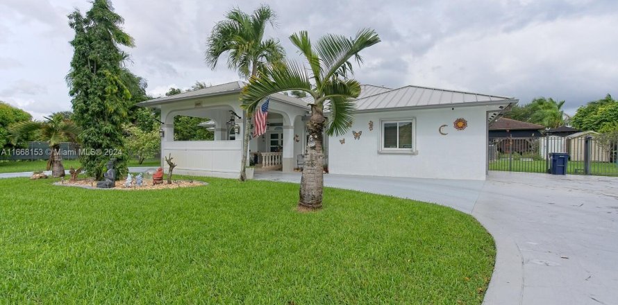 House in Miami, Florida 4 bedrooms, 247.86 sq.m. № 1384126