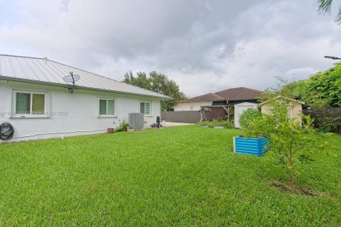 House in Miami, Florida 4 bedrooms, 247.86 sq.m. № 1384126 - photo 24