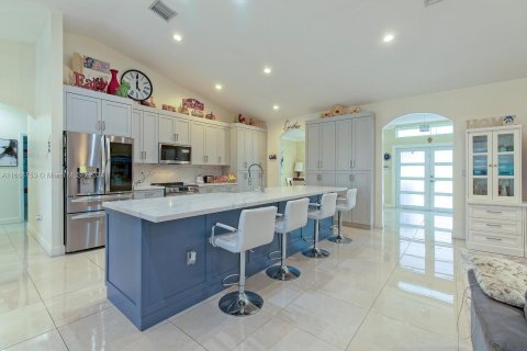 House in Miami, Florida 4 bedrooms, 247.86 sq.m. № 1384126 - photo 8