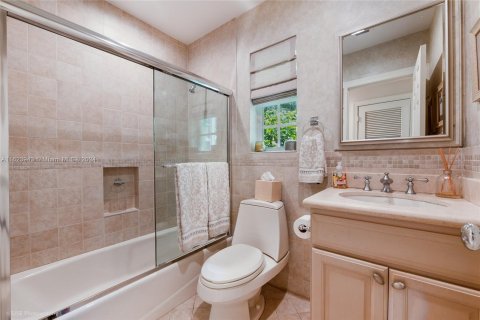 House in Coral Gables, Florida 5 bedrooms, 381.27 sq.m. № 1280963 - photo 22