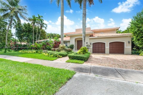 House in Coral Gables, Florida 5 bedrooms, 381.27 sq.m. № 1280963 - photo 1