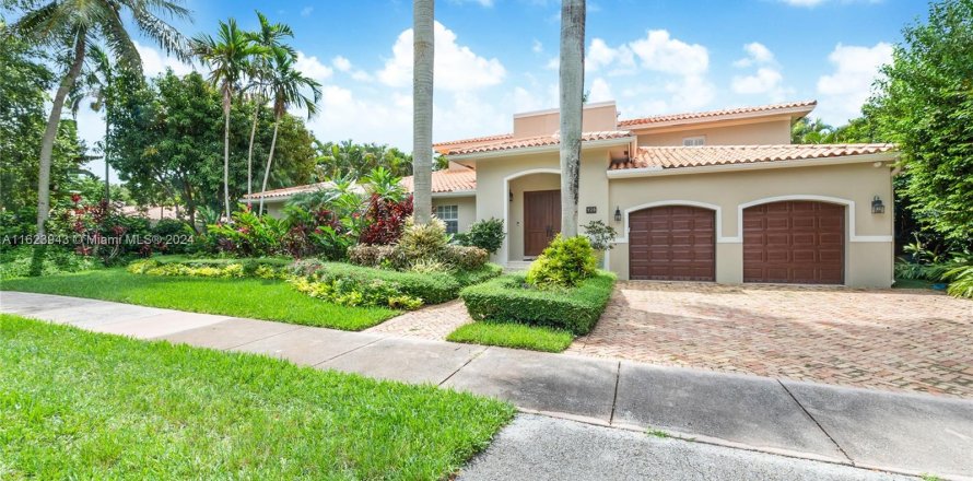 House in Coral Gables, Florida 5 bedrooms, 381.27 sq.m. № 1280963