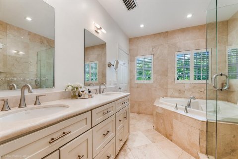 House in Coral Gables, Florida 5 bedrooms, 381.27 sq.m. № 1280963 - photo 30