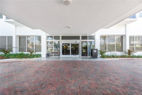 Condominio en venta en Hallandale Beach, Florida, 1 dormitorio, 78.97 m2 № 1000292 - foto 8
