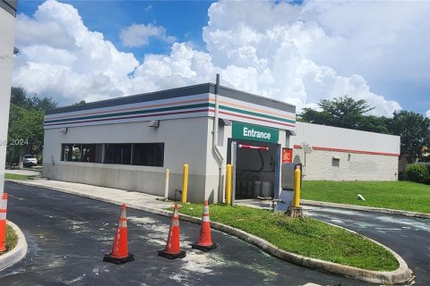 Propiedad comercial en venta en Hialeah, Florida № 1404196 - foto 3