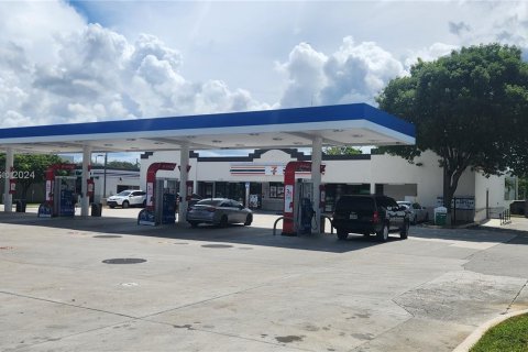 Propiedad comercial en venta en Hialeah, Florida № 1404196 - foto 1