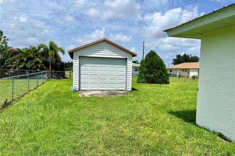 House in Port Charlotte, Florida 3 bedrooms, 138.98 sq.m. № 1350816 - photo 30