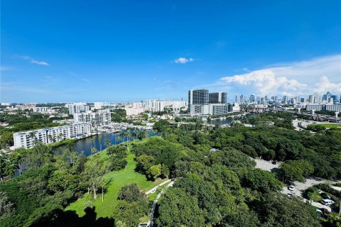 Condo in Miami, Florida, 2 bedrooms  № 1401416 - photo 2