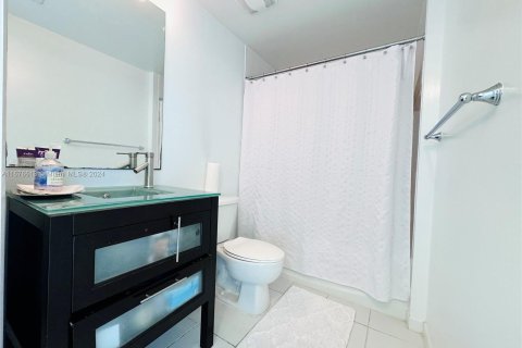 Condo in Miami, Florida, 2 bedrooms  № 1401416 - photo 14