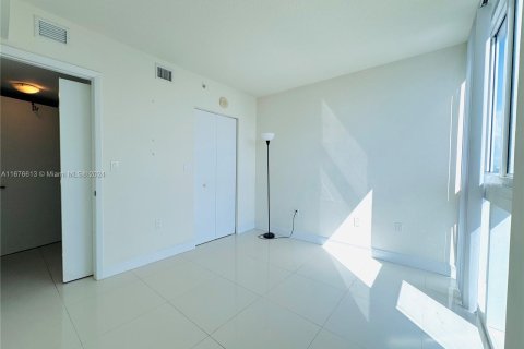 Condo in Miami, Florida, 2 bedrooms  № 1401416 - photo 13