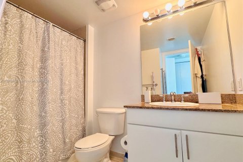 Condo in Miami, Florida, 2 bedrooms  № 1401416 - photo 11