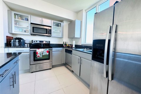 Condo in Miami, Florida, 2 bedrooms  № 1401416 - photo 4