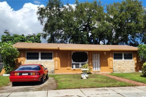 House in Miami, Florida 3 bedrooms, 130.62 sq.m. № 1401453 - photo 1