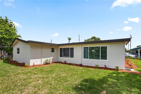 House in Lauderdale Lakes, Florida 4 bedrooms, 174.66 sq.m. № 1117416 - photo 19