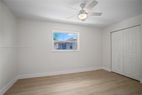 House in Lauderdale Lakes, Florida 4 bedrooms, 174.66 sq.m. № 1117416 - photo 15