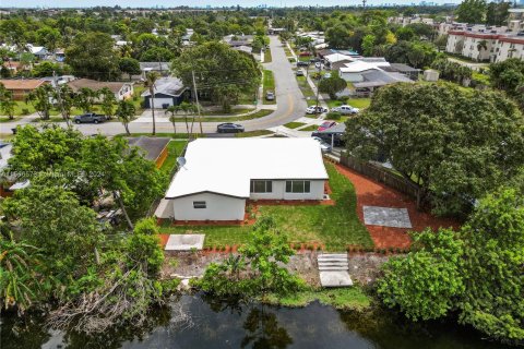 Villa ou maison à vendre à Lauderdale Lakes, Floride: 4 chambres, 174.66 m2 № 1117416 - photo 2