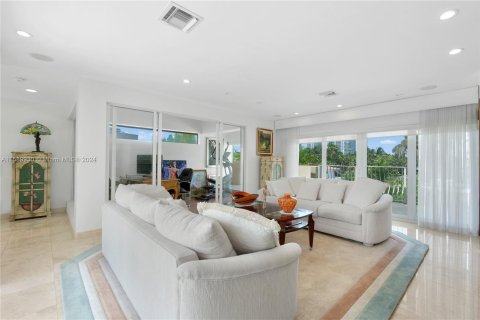 Casa en venta en Golden Beach, Florida, 4 dormitorios, 364.18 m2 № 1181594 - foto 17