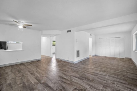 Condo in Lake Worth, Florida, 2 bedrooms  № 1185193 - photo 26