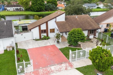 Casa en venta en Miami, Florida, 3 dormitorios, 114.36 m2 № 1439956 - foto 3