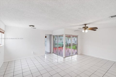 Casa en venta en Miami, Florida, 3 dormitorios, 114.36 m2 № 1439956 - foto 9