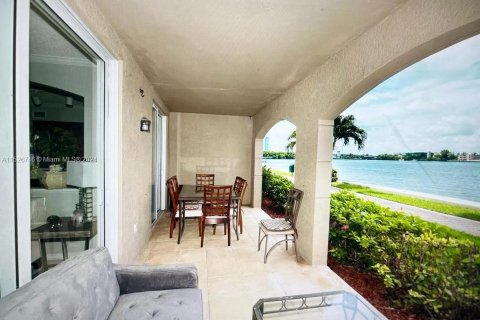 Copropriété à vendre à Sunny Isles Beach, Floride: 3 chambres, 125.7 m2 № 989159 - photo 2