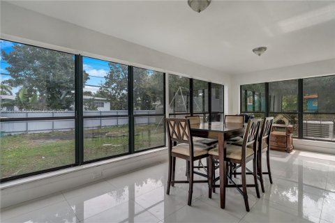 Villa ou maison à vendre à Miami Gardens, Floride: 4 chambres, 198.81 m2 № 989160 - photo 10
