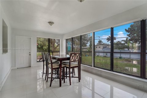 Casa en venta en Miami Gardens, Florida, 4 dormitorios, 198.81 m2 № 989160 - foto 11