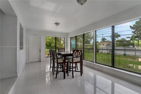 Villa ou maison à vendre à Miami Gardens, Floride: 4 chambres, 198.81 m2 № 989160 - photo 9