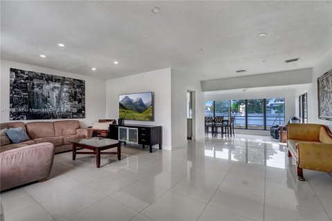 Villa ou maison à vendre à Miami Gardens, Floride: 4 chambres, 198.81 m2 № 989160 - photo 6
