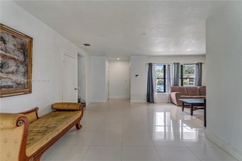 Villa ou maison à vendre à Miami Gardens, Floride: 4 chambres, 198.81 m2 № 989160 - photo 8