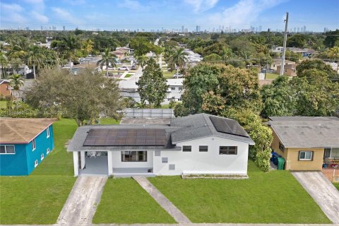 Villa ou maison à vendre à Miami Gardens, Floride: 4 chambres, 198.81 m2 № 989160 - photo 1