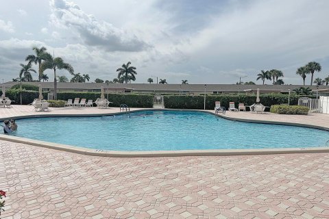 House in West Palm Beach, Florida 2 bedrooms, 77.02 sq.m. № 1179648 - photo 1