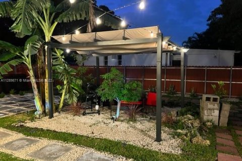 Casa en alquiler en Miami, Florida, 3 dormitorios, 202.81 m2 № 140525 - foto 26