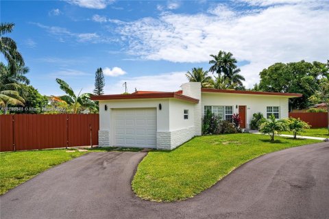 Villa ou maison à louer à Miami, Floride: 3 chambres, 202.81 m2 № 140525 - photo 2