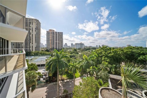 Condo in Aventura, Florida, 2 bedrooms  № 747412 - photo 5