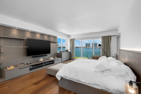 Villa ou maison à vendre à Miami Beach, Floride: 6 chambres, 509.01 m2 № 739536 - photo 21