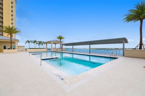 Condominio en venta en Riviera Beach, Florida, 2 dormitorios, 145.39 m2 № 1017014 - foto 14