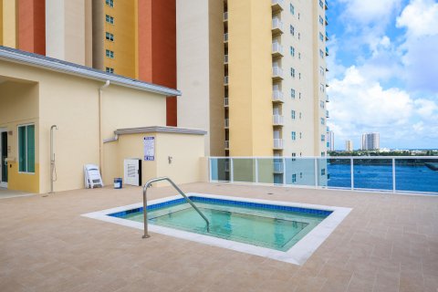 Condominio en venta en Riviera Beach, Florida, 2 dormitorios, 145.39 m2 № 1017014 - foto 11