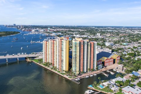 Condominio en venta en Riviera Beach, Florida, 2 dormitorios, 145.39 m2 № 1017014 - foto 1