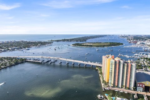 Condominio en venta en Riviera Beach, Florida, 2 dormitorios, 145.39 m2 № 1017014 - foto 2