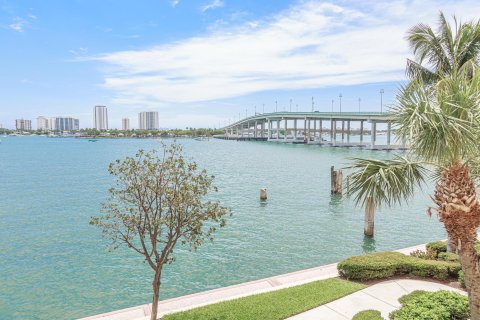 Condominio en venta en Riviera Beach, Florida, 2 dormitorios, 145.39 m2 № 1017014 - foto 15