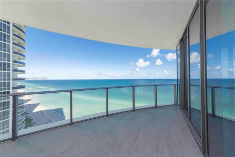 Condominio en venta en Sunny Isles Beach, Florida, 3 dormitorios, 286.14 m2 № 185891 - foto 1