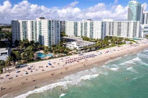 Condo in Hollywood, Florida, 2 bedrooms  № 1147600 - photo 21