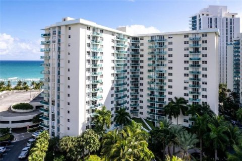 Condo in Hollywood, Florida, 2 bedrooms  № 1147600 - photo 22